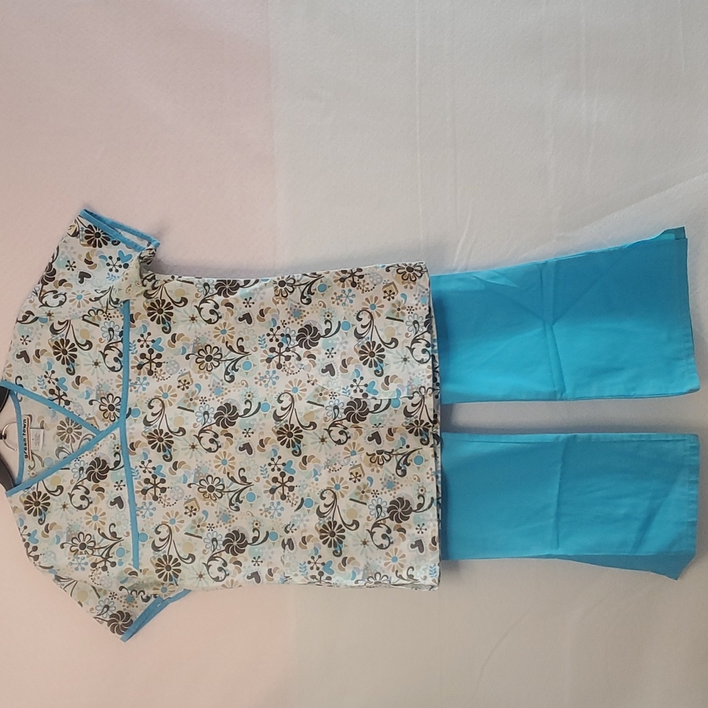 Nursing top and pants srub set